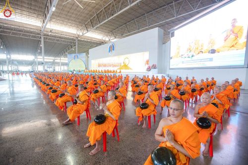 ภาพ No.158895:พิธีตักบาตร ในวันอาทิตย์ต้นเดือน วันที่ 6 ตุลาคม พ.ศ. 2567 ณ สภาธรรมกายสากล วัดพระธรรมกาย