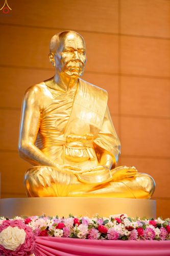 ภาพ No.251218:วันที่ 10 ตุลาคม พ.ศ. 2568 พิธีปฏิบัติธรรม ในวันคล้ายวันเกิด 141 ปี พระมงคลเทพมุนี (สด จนฺทสโร) พระผู้ปราบมาร ณ สภาธรรมกายสากล วัดพระธรรมกาย