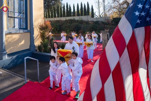 ภาพ No.100912:พิธีทอดกฐินบรมจักรพรรดิสร้างทุกสิ่ง ณ วัดพระธรรมกายออเรกอน ประเทศสหรัฐอเมริกา  วันอาทิตย์ ที่ 26 พฤศจิกายน พ.ศ. 2566