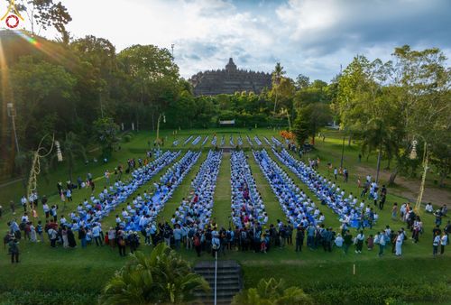 ภาพ No.102729:พิธีตัดปอยผม และปลงผมธรรมทายาท ชาวอินโดนีเซียกว่า 1,000 คน ณ มหาเจดีย์บุโรพุทโธ ประเทศอินโดนีเซีย อบรมระหว่างวันที่ 16-28 ธันวาคม พ.ศ. 2566