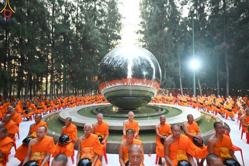 ภาพ No.190186:พิธีตักบาตรพระธรรมยาตรา ณ อนุสรณ์สถานลำดับที่ 1 สถานที่เกิดด้วยรูปกายเนื้อ อนุสรณ์สถานมหาวิหารพระมงคลเทพมุนี (โลตัสแลนด์) อ.สองพี่น้อง จ.สุพรรณบุรี ในโครงการธรรมยาตรา กตัญญูบูชา มหาปูชนียาจารย์ พระมงคลเทพมุนี(สด จนฺทสโร) พระผู้ปราบมาร อนุสรณ์สถาน 7 แห่ง 