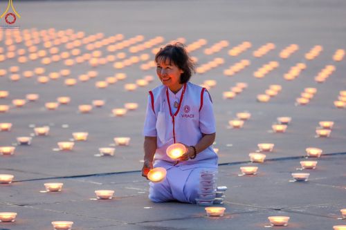 ภาพ No.150270:พิธีจุดประทีป และพิธีฉลองชัยสวดมนต์ บทธัมมจักกัปปวัตตนสูตร ครบ 6,668,272,727 จบ เนื่องในวันธรรมชัย 27 สิงหาคม พ.ศ. 2567 ณ มหารัตนวิหารคด วัดพระธรรมกาย