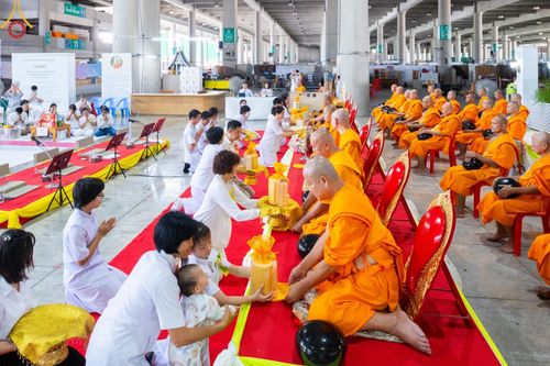 ภาพ No.142292:พิธีตักบาตรฉลองพระใหม่ ในโครงการอุปสมบทหมู่รุ่นผู้บริหาร  ณ วิหารคด วัดพระธรรมกาย วันอาทิตย์ที่ 23 มิถุนายน พ.ศ.2567