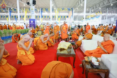 ภาพ No.59912:พิธีเจริญพระพุทธมนต์ "ฉลองอายุวัฒนมงคล 80 ปี หลวงพ่อธัมมชโย" พิธีถวายไทยธรรม คณะสงฆ์ 10,000 กว่าวัดทั่วประเทศ ในวันคุ้มครองโลก วันจันทร์ที่ 22 เมษายน พ.ศ. 2567 ณ สภาธรรมกายสากล วัดพระธรรมกาย จ.ปทุมธานี