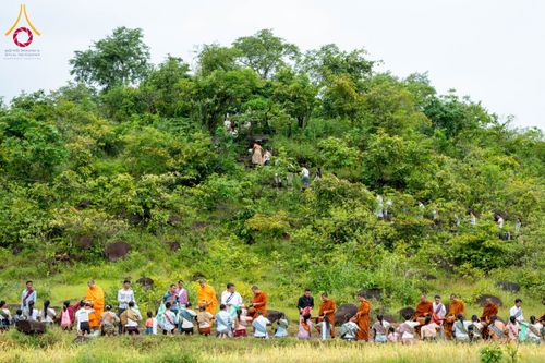 ภาพ No.174414:พิธีตักบาตรพระ,พิธีทอดผ้าป่า พิธีกลั่นแผ่นดินโปรยรัตนชาติ  สร้างพระอุโบสถและเจดีย์ วัดป่าสัมมาทิฏฐิและวัดสิริขันโท แขวงอัตตะปือ สปป. ลาว วันที่ 29 ตุลาคม พ.ศ. 2567