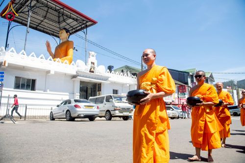 ภาพ No.225617:วันที่ 5 พฤษภาคม พ.ศ. 2568 พิธีบิณฑบาตรอบเมืองนูวราอิลิย่า ฉลองเทศกาลวิสาขบูชา แห่งชาติประเทศศรีลังกา