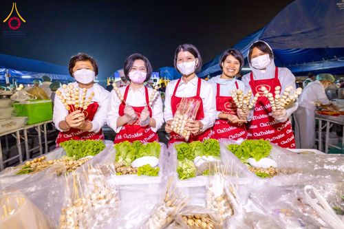 ภาพ No.200165:พิธีถวายภัตตาหารเป็นสังฆทาน แด่พระธรรมยาตรา ณ อนุสรณ์สถานบางปลา วัดบางปลา อำเภอบางเลน จังหวัดนครปฐม ในโครงการธรรมยาตรา กตัญญูบูชา มหาปูชนียาจารย์ พระมงคลเทพมุนี(สด จนฺทสโร) พระผู้ปราบมาร อนุสรณ์สถาน 7 แห่ง ปีที่ 13 วันที่ 23 มกราคม พ.ศ. 2568