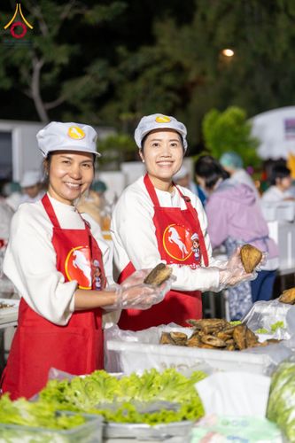 ภาพ No.193682:สาธุชนถวายภัตตาหารเป็นสังฆทาน แด่พระธรรมยาตรา ณ อนุสรณ์สถานมหาวิหารพระมงคลเทพมุนี (โลตัสแลนด์) อ.สองพี่น้อง จ.สุพรรณบุรี ในโครงการธรรมยาตรา กตัญญูบูชา มหาปูชนียาจารย์ พระมงคลเทพมุนี(สด จนฺทสโร) พระผู้ปราบมาร ปีที่ 13 วันที่ 12 มกราคม พ.ศ.2568