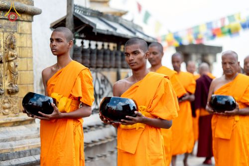 ภาพ No.213075:วันที่ 17 - 18 มีนาคม พ.ศ. 2568 คณะสงฆ์และสามเณรเดินบิณฑบาต รอบเมืองในพื้นที่ วัดสยมภูวนาถและราชวังปาตัน ณ เมืองกาฐมาณฑุ ประเทศเนปาล