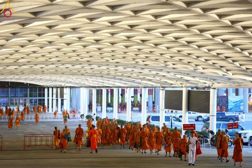 ภาพ No.219239:บรรยากาศการเดินทางเข้าวัดพระธรรมกาย , การต้อนรับปฏิสันถาร , การฉันภัตตาหารเช้า , การลงทะเบียนพระสังฆาธิการ  เนื่องในวันคุ้มครองโลก พิธีถวายมหาสังฆทานคณะสงฆ์ 40,000 กว่าวัดทั่วประเทศ ณ วัดพระธรรมกาย