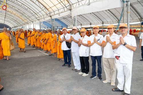 ภาพ No.60281:การต้อนรับพระสังฆาธิการ 10,000 กว่าวัดทั่วประเทศ พิธีมอบปัจจัยช่วยเหลือครู 4 จังหวัดชายแดนภาคใต้ พิธีปฏิบัติธรรม ในวันคุ้มครองโลก วันจันทร์ที่ 22 เมษายน พ.ศ.2567 ณ วัดพระธรรมกาย จ.ปทุมธานี