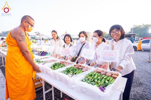 ภาพ No.197894:สาธุชนถวายภัตตาหารเป็นสังฆทาน แด่พระธรรมยาตรา ณ วัดโบสถ์(บน) ตำบลบางคูเวียง อำเภอบางกรวย จังหวัดนนทบุรี ในโครงการธรรมยาตรา กตัญญูบูชา มหาปูชนียาจารย์ พระมงคลเทพมุนี(สด จนฺทสโร) พระผู้ปราบมาร อนุสรณ์สถาน 7 แห่ง ปีที่ 13 วันที่ 19 มกราคม พ.ศ. 2568