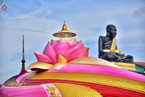 ภาพ No.127916:คณะพระธรรมยาตราฯ ปฎิบัติธรรมและถ่ายภาพหมู่ประวัติศาสตร์ ณ ลานหน้าพระปรางค์สามยอด วัดโคกสมานคุณ อ.หาดใหญ่ จ.สงขลา วันเสาร์ที่ 9 มีนาคม พ.ศ. 2567