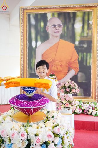 ภาพ No.149546:พิธีทอดผ้าป่ามหามงคล เพื่องานพระพุทธศาสนา , พิธีเจริญพระพุทธมนต์ และพิธีถวายสังฆทานแด่คณะสงฆ์ เนื่องในวันธรรมชัย 56 พรรษา น้อมบูชาธรรมหลวงพ่อธัมมชโย ณ ธรรมอุทยานบ้านแป้ง จ.สิงห์บุรี วันเสาร์ที่ 24 สิงหาคม พ.ศ. 2567