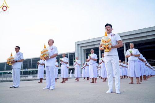 ภาพ No.216915:วันเสาร์ที่ 12 เมษายน พ.ศ. 2568 พิธีเวียนประทักษิณรอบพระมหาธรรมกายเจดีย์  พิธีวันทาเจดีย์ พิธีขอขมาและมอบผ้าไตร ในโครงการอุปสมบทหมู่ บูชาธรรมหลวงพ่อธัมมชโย, โครงการธรรมทายาท ระดับอุดมศึกษา รุ่นที่ 52 ,  โครงการบวชพระนานาชาติ AEC & WAB CEO รุ่นที่ 4 , ณ ว