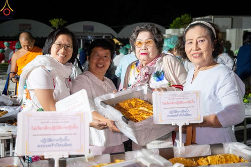 ภาพ No.188876:พิธีถวายภัตตาหารเป็นสังฆทาน แด่พระธรรมยาตรา ในโครงการธรรมยาตรา กตัญญูบูชา มหาปูชนียาจารย์ พระมงคลเทพมุนี(สด จนฺทสโร) พระผู้ปราบมาร ปีที่ 13 ณ อนุสรณ์สถานมหาวิหารพระมงคลเทพมุนี (โลตัสแลนด์) อ.สองพี่น้อง จ.สุพรรณบุรี วันที่ 4 มกราคม พ.ศ.2568