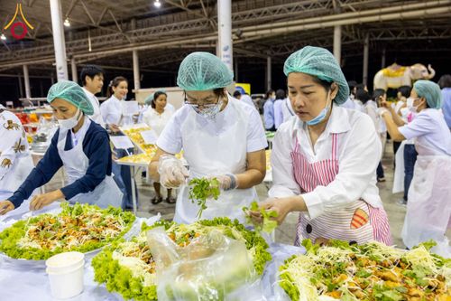 ภาพ No.203161:พิธีถวายภัตตาหารเป็นสังฆทาน แด่พระธรรมยาตรา ณ วัดพระธรรมกาย ตำบลคลองสาม อำเภอคลองหลวง จังหวัดปทุมธานี ในโครงการธรรมยาตรา กตัญญูบูชา มหาปูชนียาจารย์ พระมงคลเทพมุนี(สด จนฺทสโร) พระผู้ปราบมาร อนุสรณ์สถาน 7 แห่ง ปีที่ 13 วันที่ 29 มกราคม พ.ศ. 2568