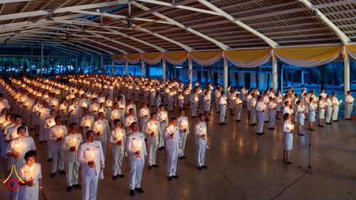 ภาพ No.146390:พิธีถวายเครื่องราชสักการะและวางพานพุ่ม และพิธีจุดเทียนถวายพระพรชัยมงคลแด่ พระบาทสมเด็จพระเจ้าอยู่หัว เนื่องในโอกาสพระราชพิธี มหามงคลเฉลิมพระชนมพรรษา 6 รอบ 28 กรกฎาคม 2567 วันอาทิตย์ที่ 28 กรกฎาคม พ.ศ. 2567  ณ อาคารโถงช้างฯ วัดพระธรรมกาย อ.คลองหลวง จ.ปทุม