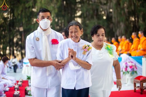 ภาพ No.107500:พิธีตักบาตรพระธรรมยาตราฯ ในโครงการธรรมยาตรากตัญญูบูชา มหาปูชนียาจารย์ พระมงคลเทพมุนี(สด จนฺทสโร) พระผู้ปราบมาร ปีที่ 12 ณ อนุสรณ์สถานมหาวิหารพระมงคลเทพมุนี อ.สองพี่น้อง จ.สุพรรณบุรี วันที่ 7 มกราคม พ.ศ. 2567
