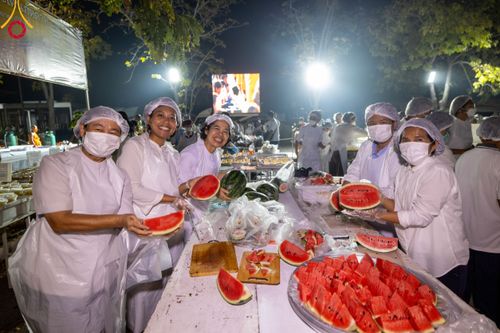 ภาพ No.111813:พิธีถวายภัตตาหารเป็นสังฆทาน แด่คณะพระธรรมยาตราฯ ในโครงการธรรมยาตรา กตัญญูบูชา มหาปูชนียาจารย์ พระมงคลเทพมุนี(สด จนฺทสโร) พระผู้ปราบมาร อนุสรณ์สถาน 7 แห่ง ปีที่ 12 วันที่ 14 มกราคม พ.ศ. 2567 ณ อนุสรณ์สถานมหาวิหารพระมงคลเทพมุนี  (โลตัสแลนด์) อ.สองพี่น้อง จ
