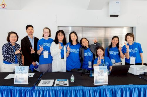 ภาพ No.249732:วันอาทิตย์ที่ 28 กันยายน พ.ศ. 2568 การปฏิบัติธรรมบูชาธรรม 108 ปี แห่งการบรรลุธรรมของหลวงปู่วัดปากน้ำ ได้จุดประทีปสันติภาพไปทั่วโลก และได้ร่วมเสวนาทางปัญญา เพื่อการขยายพระพุทธศาสนาวิชชาธรรมกายไปทั่วโลก  ในงาน HTC Newyork USA