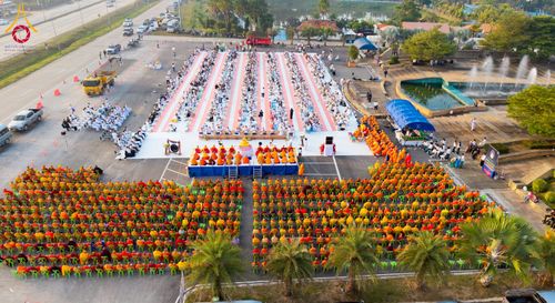 ภาพ No.276880:วันเสาร์ที่ 6 ธันวาคม พ.ศ. 2568 พิธีตักบาตรพระ 1,000 รูป อุทิศถวายพระราชกุศลสมเด็จพระนางเจ้าสิริกิติ์ พระบรมราชินีนาถ พระบรมราชชนนี พันปีหลวง และ ทำบุญเมืองลำปาง ครบรอบ 1,345 ปี ณ ลานพระบรมราชานุสาวรีย์สมเด็จพระนเรศวรมหาราชนครลำปาง อ.เกาะคา จ.ลำปาง