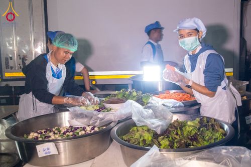 ภาพ No.193559:สาธุชนถวายภัตตาหารเป็นสังฆทาน แด่พระธรรมยาตรา ณ อนุสรณ์สถานคลองบางนางแท่น อ.สามพราน จ.นครปฐม ในโครงการธรรมยาตรา กตัญญูบูชา มหาปูชนียาจารย์ พระมงคลเทพมุนี(สด จนฺทสโร) พระผู้ปราบมาร อนุสรณ์สถาน 7 แห่ง ปีที่ 13 วันที่ 11 มกราคม พ.ศ. 2568