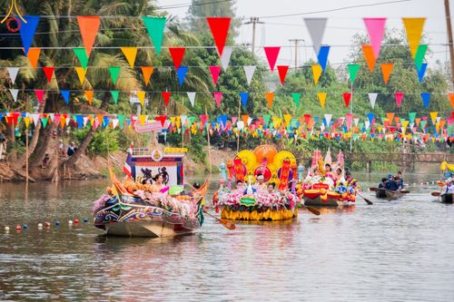 ภาพ No.123812:ขบวนพาเหรดเรือในพิธีเปิดโครงการแข่งขันเรือพาย อบต.คลองสาม ประจำปี พ.ศ. 2567 วันเสาร์ที่ 17 กุมภาพันธ์ พ.ศ. 2567