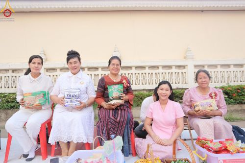 ภาพ No.135359:โครงการตักบาตรข้าวสารอาหารแห้งพระภิกษุสามเณร ๑,๐๐๐ รูป วันอังคารที่ ๙ เมษายน พ.ศ.๒๕๖๗ ณ ถนนหน้าที่ว่าการอำเภอคลองขลุง (เส้นเลียบแม่น้ำปิง) ตำบลคลองขลุง อำเภอคลองขลุง จังหวัดกำแพงเพชร