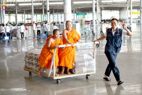 ภาพ No.218586:วันพฤหัสบดีที่ 17 เมษายน พ.ศ. 2568 การเตรียมงานในลานธรรม , สภาธรรมกายสากล , วิหารคด  เพื่องานวันคุ้มครองโลก 22 เมษายน พ.ศ. 2568