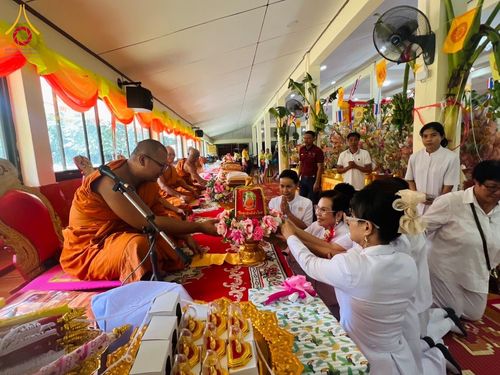 ภาพ No.182645:พิธีทอดกฐิน ณ วัดทับกระดาษ จ.สุพรรณบุรี ในโครงการทอดกฐินสามัคคีทั่วไทย 30,000 วัด บูชาธรรม 80 ปี หลวงพ่อธัมมชโย โดยคณะศิษยานุศิษย์วัดพระธรรมกาย วันที่ 10 พฤศจิกายน พ.ศ. 2567