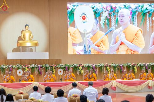 ภาพ No.180778:พิธีถวายภัตตาหารเมนูสวรรค์ และพิธีถวายอุปกรณ์กันหนาว แด่คณะพระภิกษุสามเณรวัดพระธรรมกาย วันอาทิตย์ที่ 8 ธันวาคม พ.ศ.2567 ณ สภาธรรมกายสากล วัดพระธรรมกาย