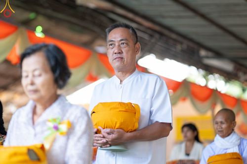 ภาพ No.101301:พิธีบรรพชาธรรมทายาท ในโครงการอุปสมบทบูชาธรรม มหาปูชนียาจารย์ พ.ศ. 2566 ณ วัดท่าสุวรรณ จ.ราชบุรี วันที่ 6 ธันวาคม พ.ศ. 2566