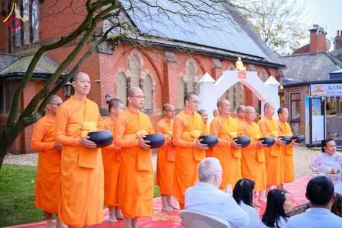 ภาพ No.175291:พิธีทอดกฐิน วัดพระธรรมกายแมนเชสเตอร์ เอดจลีย์ สต็อคพอร์ต ประเทศอังกฤษ ในโครงการกฐินสามัคคีทั่วไทย 30,000 วัด บูชาธรรม 80 ปี หลวงพ่อธัมมชโย โดยคณะศิษยานุศิษย์วัดพระธรรมกาย วันที่ 10 พฤศจิกายน พ.ศ. 2567
