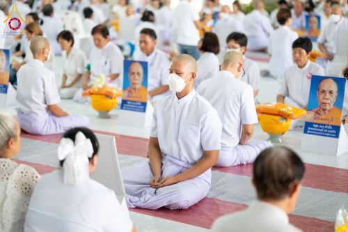 ภาพ No.62695:พิธีขอขมามอบผ้าไตร ในโครงการอุปสมบทหมู่ บูชาธรรมหลวงพ่อธัมมชโย พ.ศ.2567  โครงการอุปสมบทหมู่ธรรมทายาท ระดับอุดมศึกษา รุ่นที่51 (ภาคฤดูร้อน) โครงการบวชพระนานาชาติ AEC และ WAB รุ่นผู้บริหาร(รุ่นที่2) ณ ลานธรรม พระมหาธรรมกายเจดีย์ วันที่ 13 เมษายน พ.ศ. 2567