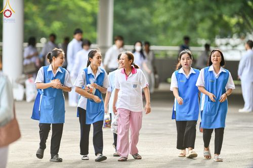 ภาพ No.139029:พิธีตักบาตร , พิธีบูชาข้าวพระ ณ ห้องแก้วสารพัด 1 สภาธรรมกายสากล วัดพระธรรมกาย วันอาทิตย์ต้นเดือนที่ 2 มิถุนายน พ.ศ. 2567