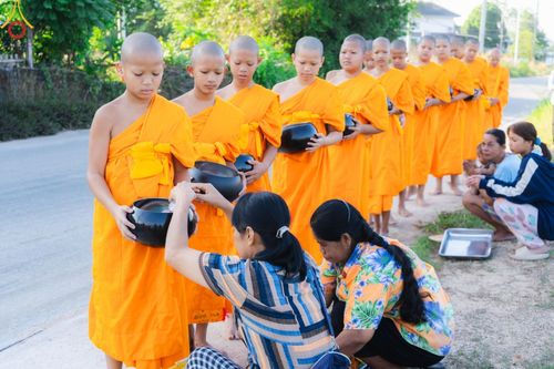 ภาพ No.57812:กิจกรรมบิณฑบาตของสามเณร โครงการบรรพชาสามเณร ฟื้นฟูพระพุทธศาสนาทั่วไทย ธุดงคสถานชลบุรี ณ ชุมชนบ้านห้วยเหียน ตำบลบ่อวิน  อำเภอศรีราชา จังหวัดชลบุรี วันที่ 27 เมษายน พ.ศ. 2567