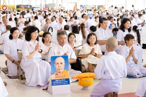 ภาพ No.133871:พิธีขอขมามอบผ้าไตร โครงการบรรพชาสามเณร ศูนย์อบรมวัดพระธรรมกาย ณ วัดพระธรรมกาย วันเสาร์ที่ 6 เมษายน พ.ศ. 2567