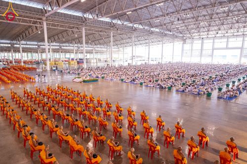 ภาพ No.133786:พิธีตักบาตร ข้าวสารอาหารแห้ง ณ บ้านแก้วเรือนทองคุณยายฯ สภาธรรมกายสากล วัดพระธรรมกาย วันอาทิตย์ต้นเดือนที่ 7 เมษายน พ.ศ. 2567