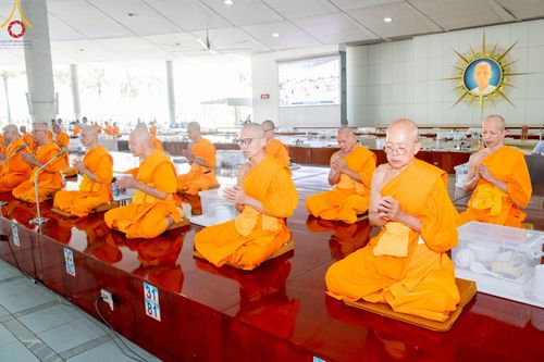 ภาพ No.213451:วันเสาร์ที่ 29 มีนาคม พ.ศ. 2568 พิธีถวายภัตตาหารเมนูสวรรค์ "เพื่อการบรรลุธรรม" ณ หอฉันคุณยายอาจารย์ฯ วัดพระธรรมกาย