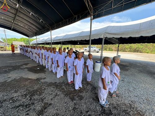 ภาพ No.133407:พิธีขอขมารับผ้าไตร, พิธีบรรพชาสามเณร, สามเณรออกบิณฑบาต ในโครงการบรรพชาสามเณร ฟื้นฟูพระพุทธศาสนาทั่วไทย  ณ ศูนย์ปฏิบัติธรรม และอบรมเยาวชนเมืองยะลา วันที่ 3 เมษายน พ.ศ. 2567