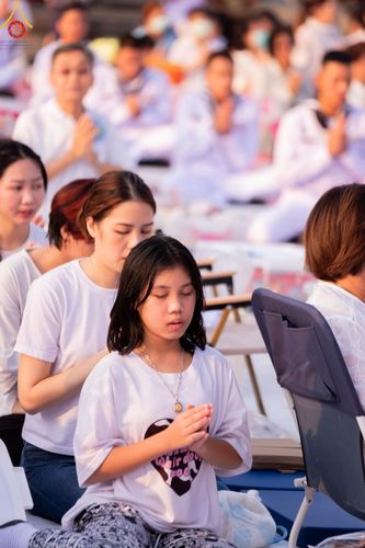 ภาพ No.58082:พิธีตักบาตรพระภิกษุและสามเณร 180 รูป ณ ลานองค์พระสมุทรเจดีย์ จ.สมุทรปราการ วันเสาร์ที่ 27 เมษายน พ.ศ. 2567