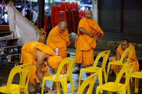 ภาพ No.245788:วันที่ 13-14 กันยายน พ.ศ. 2568 เจ้าหน้าที่ทุกสถานะ ทุกส่วนงาน ร่วมแรงร่วมใจ ปฏิบัติหน้าที่ เตรียมงาน เก็บงาน ตักบาตรพระ 555 รูป อ.เบตง จยะลา