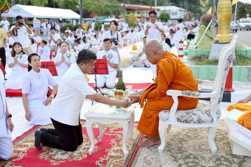 ภาพ No.235117:วันอาทิตย์ที่ 27 กรกฎาคม พ.ศ. 2568 พิธีตักบาตรพระ1,000 รูป ทำบุญเมืองพัทลุง ประธานสงฆ์ พระปริยัติวชิโรดม  เจ้าคณะจังหวัดพัทลุง ประธานฆราวาส นายรัฐศาสตร์ ชิดชู  ผู้ว่าราชการจังหวัดพัทลุง