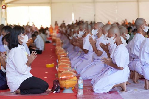 ภาพ No.67940:พิธีขอขมามอบผ้าไตรและบาตร แด่นาคธรรมทายาท ณ ประเทศอินโดนีเซีย เมื่อวันที่ 17 ธันวาคม พ.ศ. 2565
