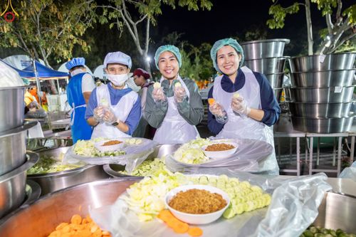 ภาพ No.190387:สาธุชนถวายภัตตาหารเป็นสังฆทาน แด่พระธรรมยาตรา ณ อนุสรณ์สถานมหาวิหารพระมงคลเทพมุนี (โลตัสแลนด์) อ.สองพี่น้อง จ.สุพรรณบุรี ในโครงการธรรมยาตรา กตัญญูบูชา มหาปูชนียาจารย์ พระมงคลเทพมุนี(สด จนฺทสโร) พระผู้ปราบมาร แห่ง ปีที่ 13 วันที่ 7 มกราคม พ.ศ.2568