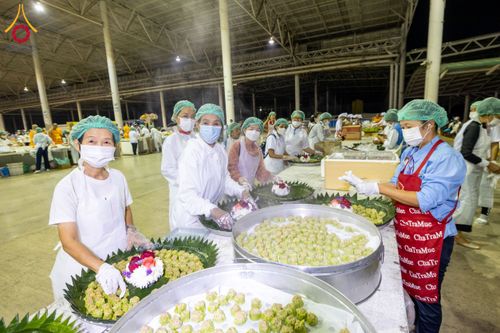 ภาพ No.203637:พิธีถวายภัตตาหารเป็นสังฆทาน แด่พระธรรมยาตรา ณ วัดพระธรรมกาย ตำบลคลองสาม อำเภอคลองหลวง จังหวัดปทุมธานี ในโครงการธรรมยาตรา กตัญญูบูชา มหาปูชนียาจารย์ พระมงคลเทพมุนี(สด จนฺทสโร) พระผู้ปราบมาร อนุสรณ์สถาน 7 แห่ง ปีที่ 13 วันที่ 30 มกราคม พ.ศ. 2568