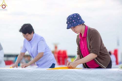 ภาพ No.218904:วันที่ 18-20 เมษายน พ.ศ. 2568 การเตรียมงานในลานธรรม , วิหารคด เพื่องานวันคุ้มครองโลก 22 เมษายน พศ. 2568