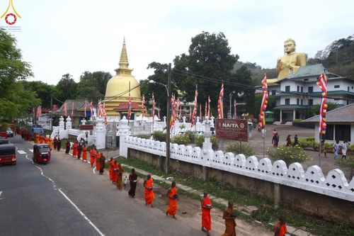 ภาพ No.139378:พิธีตักบาตรรอบเมืองดัมบุลล่า เทศกาลวิสาขบูชาแห่งชาติ ศรีลังกา เมื่อวันที่ 16 พฤษภาคมที่ผ่านมา คณะสงฆ์จากวัดพระธรรมกาย และคณะพระภิกษุสามเณรศรีลังกา ในโครงการสยาม-ลังกา ธรรมยาตรา ฉลองเทศกาลวิสาขบูชาแห่งชาติ ศรีลังกา บูชาธรรม 80 ปีหลวงพ่อธัมมชโย