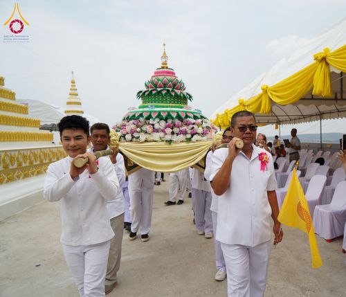 ภาพ No.131411:พิธีอัญเชิญพระบรมสารีริกธาตุ และองค์พระพุทธรัตนกายสิทธิ์ ติดตั้งองค์พระเจดีย์จตุรทิศ ถวายองค์พระเจดีย์ ลานธรรมและกำแพงแก้ว ถวายเป็นพุทธบูชา น้อมถวายบูชาธรรมหลวงพ่ออายุวัฒนมงคล ๘๐ พรรษา วันเสาร์ที่ ๑๖ มีนาคม พ.ศ. ๒๕๖๗ ณ วัดเขาพญาปราบ ต.ตะขบ อ.ปักธงชัย จ.น